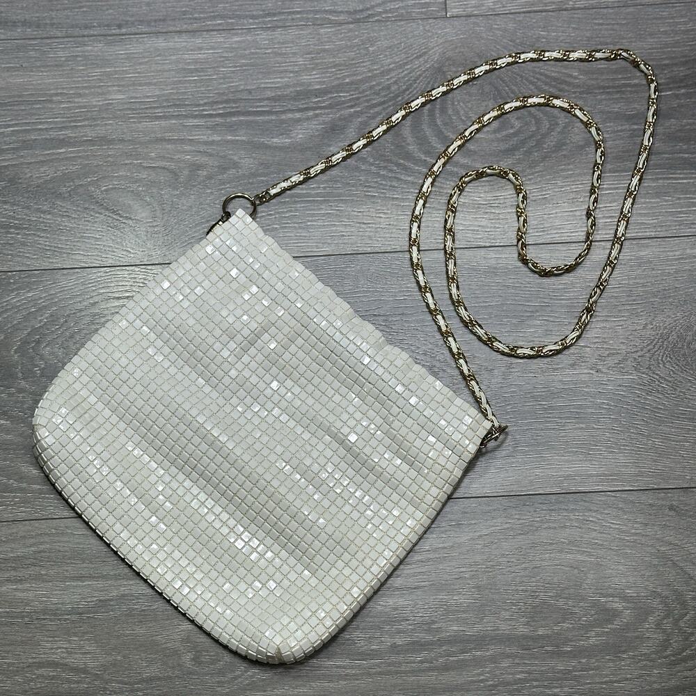 Vtg White Shiny Mes Crossbody Handbag M Acrylic Lined Gold Tone Threaded Chain